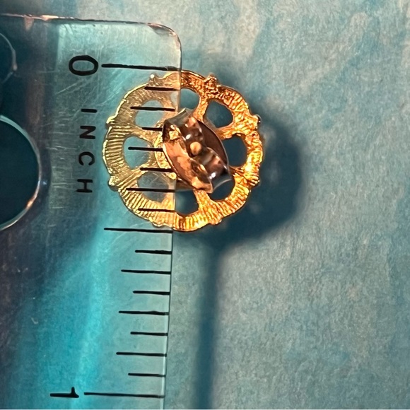 Vintage gold tone and pearl circular design earrings - Picture 2 of 2